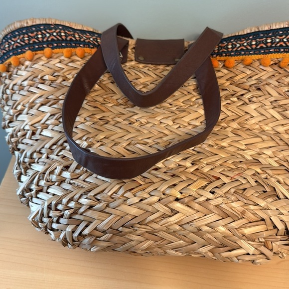 Amale straw beach Tote with Pom poms - Picture 4 of 9